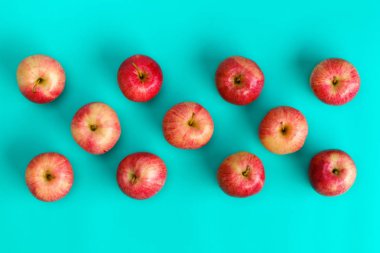 Mavi arka plan üzerinde kırmızı elma meyve deseni. 