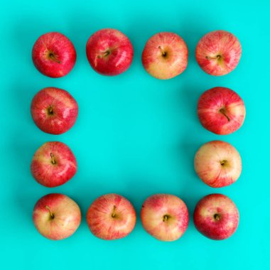 Mavi arka plan üzerinde kırmızı elma meyve deseni. 