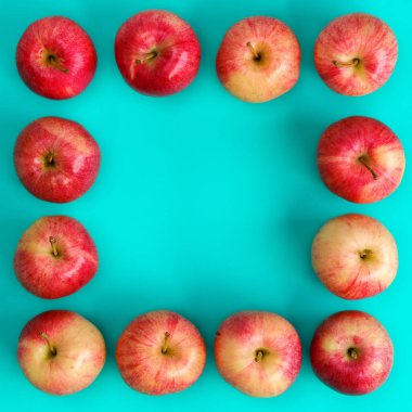 Mavi arka plan üzerinde kırmızı elma meyve deseni. 