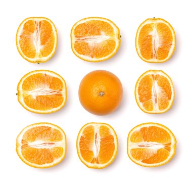 Beyaz arka plan üzerinde izole turuncu meyve dilimleri kümesi.