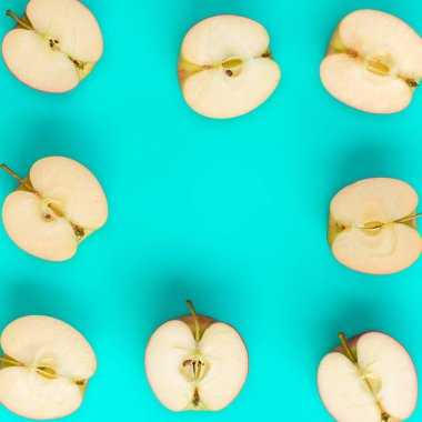 Elma yarım üzerinde mavi arka plan desenini meyve.