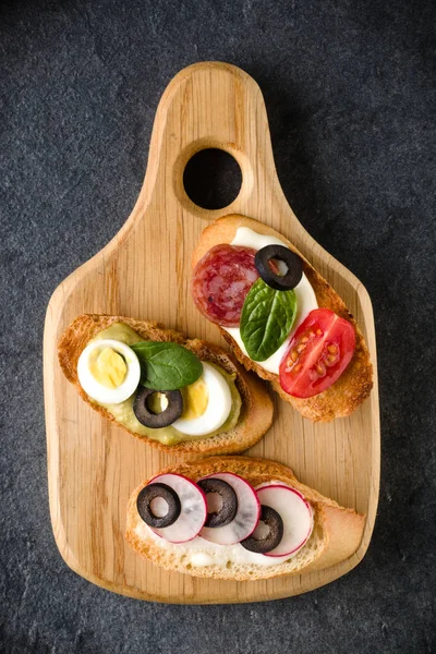 Sandwiches Cara Abierta Sobre Tabla Servir Madera Sobre Fondo Piedra —  Fotos de Stock