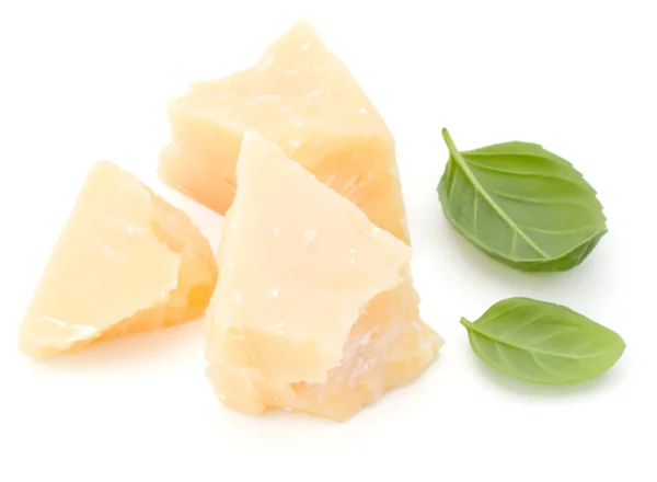 Parmazán Sýr Bazalkovými Listy Izolované Bílém Pozadí — Stock fotografie