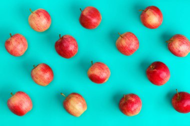 Mavi arka plan üzerinde kırmızı elma meyve deseni. Düz yatıyordu, en iyi görünüm. Pop sanat tasarım, yaratıcı yaz konsepti. Gıda arka plan.