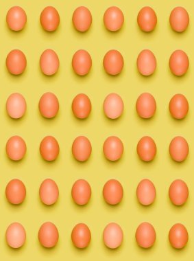 Sarı zemin üzerine yumurta desen. Paskalya kavramı. Düz yatıyordu, en iyi görünüm. Gıda arka plan.