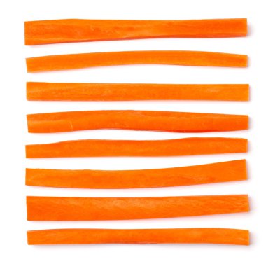 Dilimlenmiş havuç yaratıcı düzeni. Sebze desen. Gıda arka plan üzerinde beyaz izole. Düz yatıyordu, en iyi görünümü.