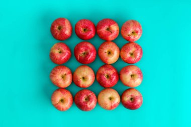 Mavi arka plan üzerinde kırmızı elma meyve deseni. Düz yatıyordu, en iyi görünüm. Pop sanat tasarım, yaratıcı yaz konsepti. Gıda arka plan.