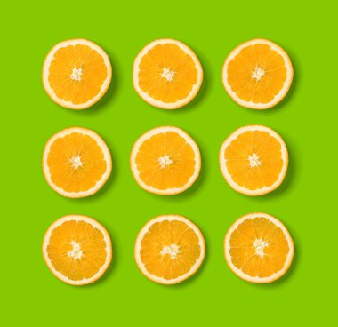 Yeşil zemin üzerine portakal dilimleri meyve deseni. Düz yatıyordu, en iyi görünüm. Gıda arka plan.