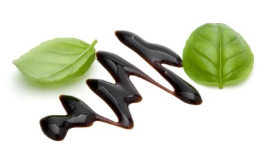 Balsamik sirke krem ve fesleğen yaprakları üzerinde izole beyaz arka plan. İtalyan salata sosu, soslu.