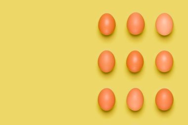 Sarı zemin üzerine yumurta desen. Paskalya kavramı. Düz yatıyordu, en iyi görünüm. Gıda arka plan. Kopya alanı.