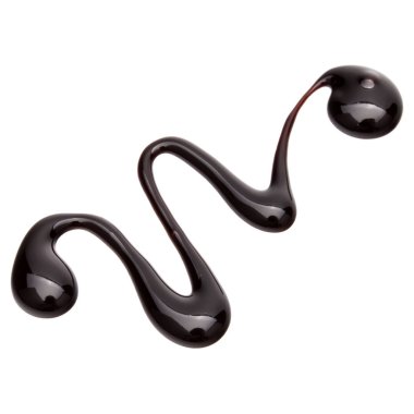 Beyaz arkaplanda izole edilmiş çikolata şurubu damlası