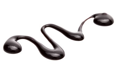 Beyaz arkaplanda izole edilmiş çikolata şurubu damlası