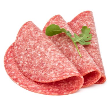 Beyaz arka planda izole edilmiş salam tütsülenmiş sosis dilimleri