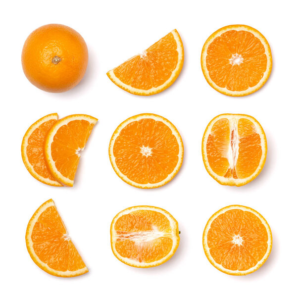 Набор ломтиков апельсина. Апельсиновые фрукты выделены на белом фоне. Питание. Плоский, вид сверху
.