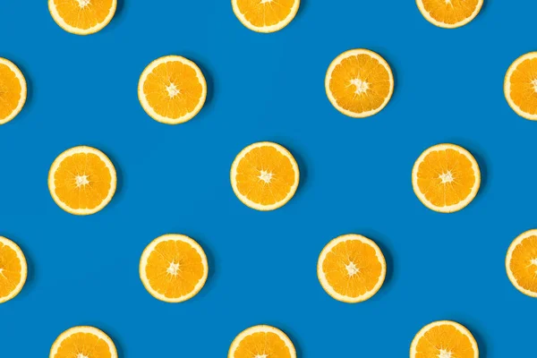 Owoc Wzór Plastry Pomarańczy Niebieskim Tle Widok Płaski Świeckich Top — Zdjęcie stockowe