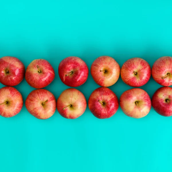 Mavi Arka Plan Üzerinde Kırmızı Elma Meyve Deseni Düz Yatıyordu — Stok fotoğraf