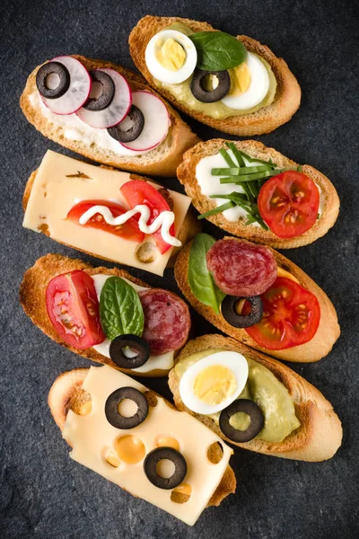 Canapé Sándwich Crostini Cara Abierta Sobre Fondo Piedra Oscura Primer —  Fotos de Stock