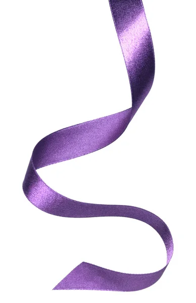 在白色背景上查出的淡紫色闪亮缎带近距离 装饰设计用丝带图像 — 图库照片