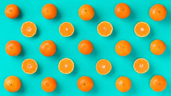 Patrón Fruta Rodajas Frescas Mandarina Sobre Fondo Azul Asiento Plano — Foto de Stock