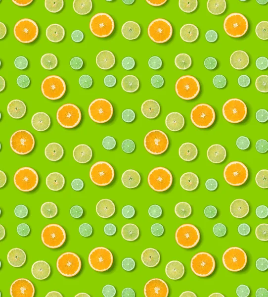 Citrus Fruit Patroon Groene Achtergrond Oranje Limoen Citroen Segmenten Achtergrond — Stockfoto