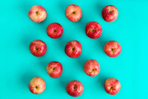 Modèle Fruits Pomme Rouge Sur Fond Bleu Couché Plat Vue — Photo