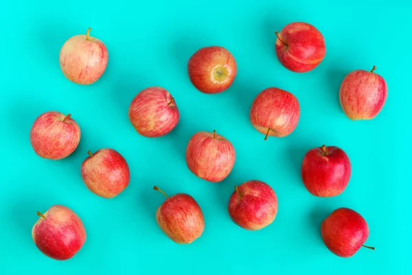 Padrão Fruta Maçã Vermelha Fundo Azul Deitado Plano Vista Superior — Fotografia de Stock