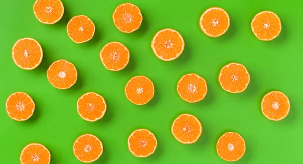 Фруктовый Узор Свежих Оранжевых Ломтиков Зеленом Фоне Квартира Лежала Вид — стоковое фото