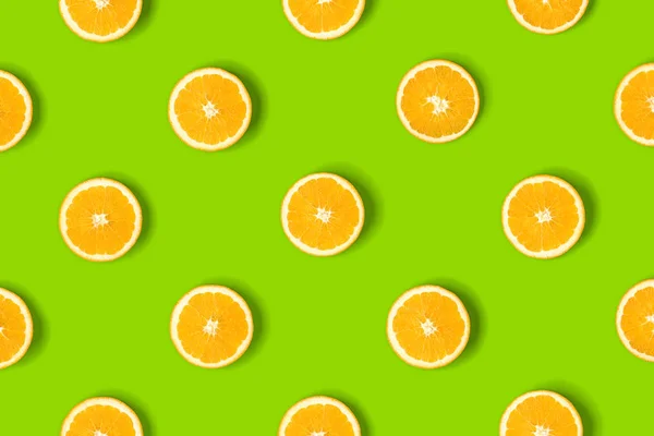 Fruit Pattern Orange Slices Green Background Flat Lay Top View — Stock Photo, Image