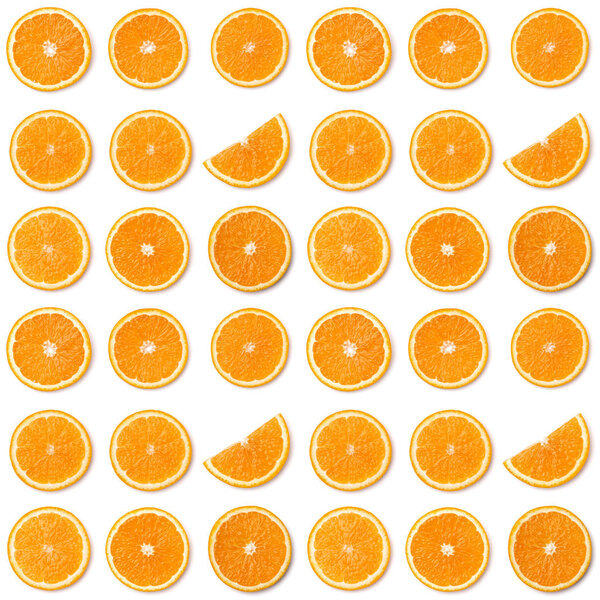 Бесшовный узор из ломтиков апельсина. Оранжевые ломтики изолированы на белом фоне. Питание. Плоский, вид сверху
.