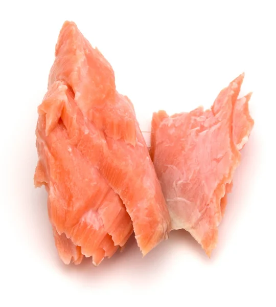 Segmentos de salmón ahumado aislados en recorte de fondo blanco. Preparación — Foto de Stock