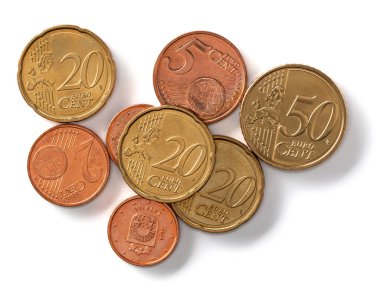 Euro sikkeler beyaz arka plan closeup izole. Para kavramı. Üst görünüm, düz yatıyordu.