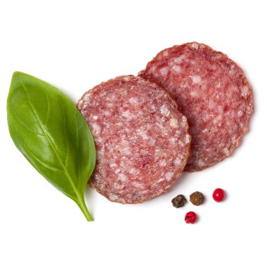 Beyaz arka plan closeup izole salam dilimleri. Sosis bir