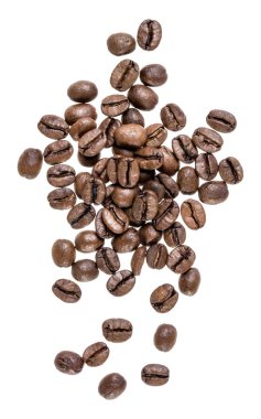 Kahve çekirdekleri beyaz arka plan üzerinde izole. Üst te. Düz yatıyordu. C