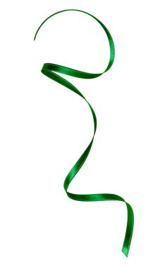 Beyaz arka plan üzerinde izole yeşil renkte parlak saten şerit .