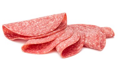 Beyaz arka planda izole edilmiş salam tütsülenmiş sosis dilimleri