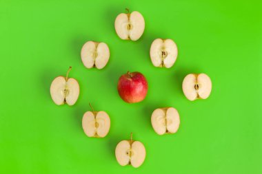 Yeşil arka plan üzerinde elma yarıya meyve deseni. Düz yatıyordu, üst
