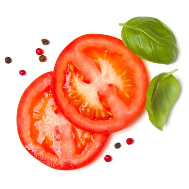 Beyaz arka planda izole domates ve fesleğen yaprakları Dilimleri. 