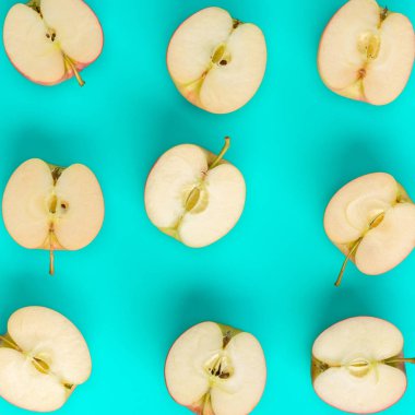 Mavi arka plan üzerinde elma yarıya meyve deseni. Düz yatıyordu, üst 