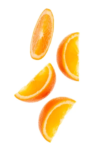 La caída de rodajas de frutas frescas de naranja aisladas sobre fondo blanco c —  Fotos de Stock