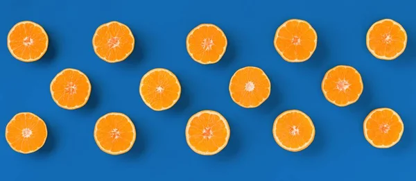 ブルーバックに新鮮なオレンジ色のみかんまたはマンダリンのフルーツパターン — ストック写真