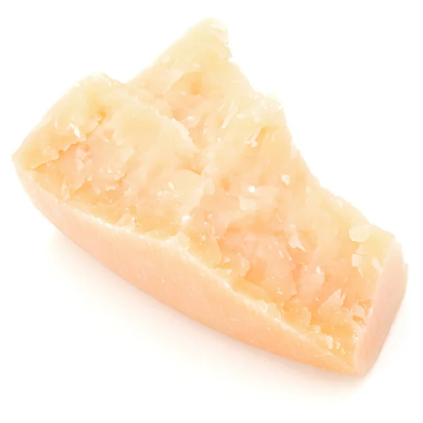 Un trozo de queso parmesano aislado sobre fondo blanco recorte — Foto de Stock
