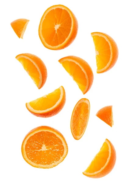 Beyaz arka plan c izole düşen taze portakal meyve dilimleri — Stok fotoğraf