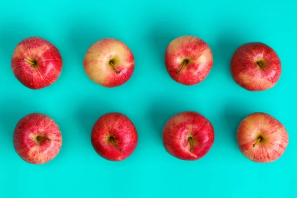 Modèle de fruits de pomme rouge sur fond bleu. Flat lay, top vie — Photo
