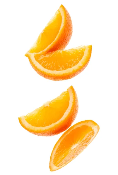 Padající čerstvé oranžové ovocné řezy izolované na bílém pozadí c — Stock fotografie