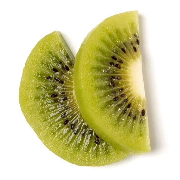 Două felii de fructe kiwi decojite izolate pe fundal alb closeu — Fotografie, imagine de stoc