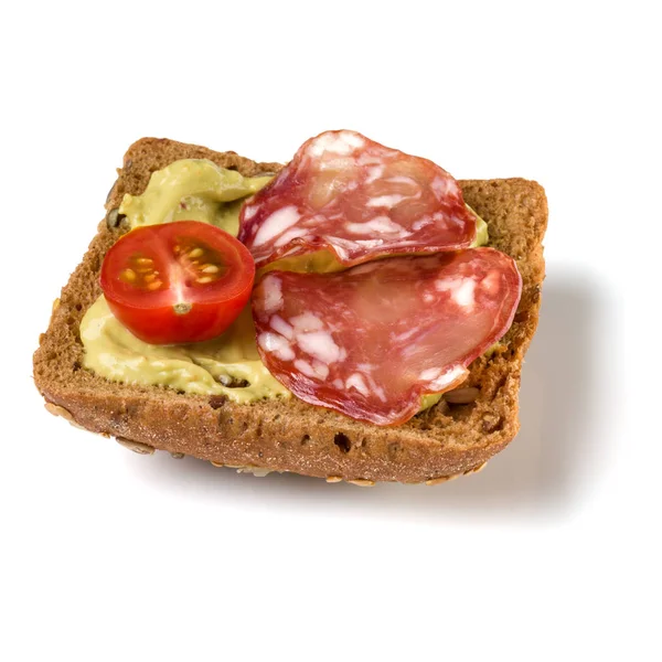 Canapé com salame. Crostini sanduíche rosto aberto isolado no whi — Fotografia de Stock