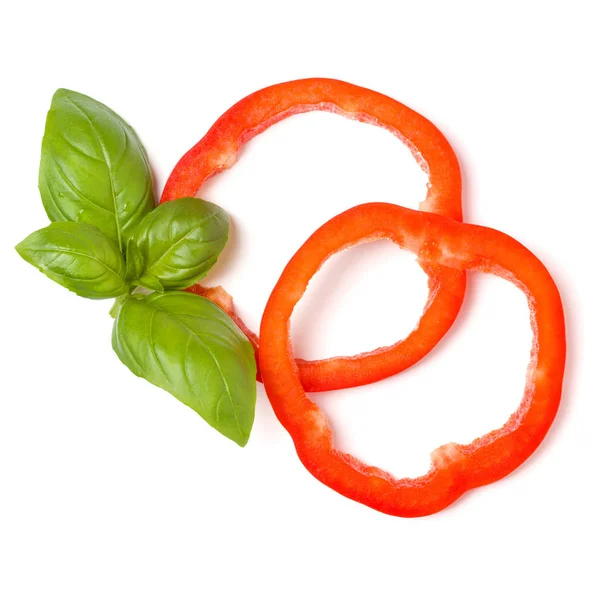 Φέτες κόκκινου πιπεριού με φύλλα βασιλικού που απομονώνονται σε λευκό φόντο — Φωτογραφία Αρχείου