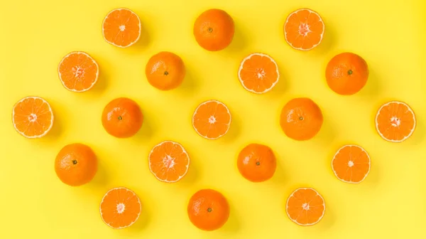 Patrón de fruta de rodajas frescas de mandarina sobre fondo amarillo. Fla. — Foto de Stock