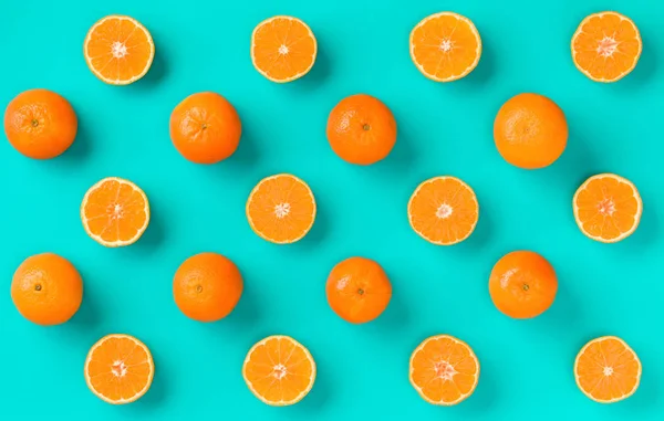 Patrón de fruta de rodajas frescas de mandarina sobre fondo azul. Plano — Foto de Stock