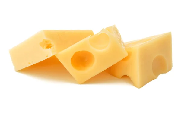 Cubos de queso. Bloque de queso aislado sobre fondo blanco cutou — Foto de Stock